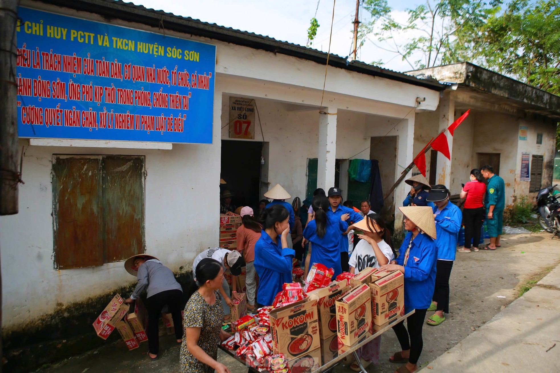 Nước ngập tới mái nhà Sóc Sơn , dân làng sống cô lập giữa ' ốc đảo ' - Ảnh 15.