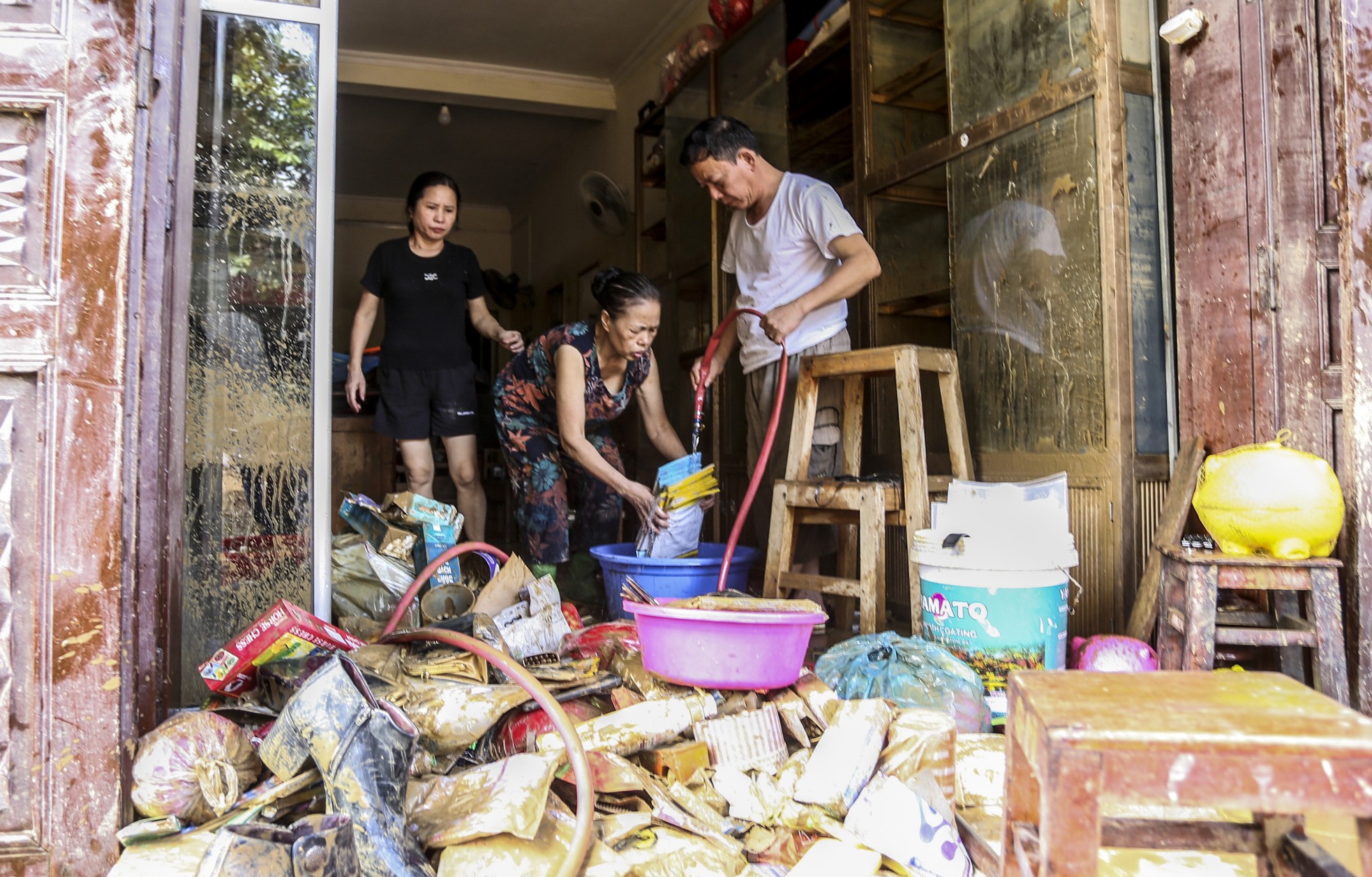 Cô giáo bật khóc nhìn đồ dùng học sinh dưới lớp bùn non sau lũ Yên Bái - Ảnh 5.