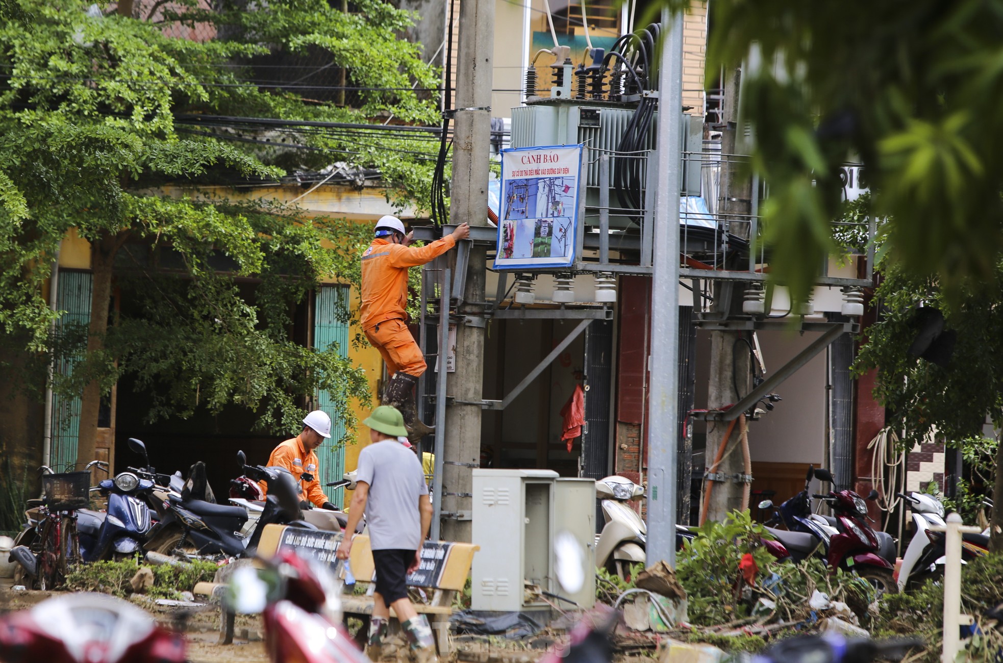 Cô giáo bật khóc nhìn đồ dùng học sinh dưới lớp bùn non sau lũ Yên Bái - Ảnh 22.