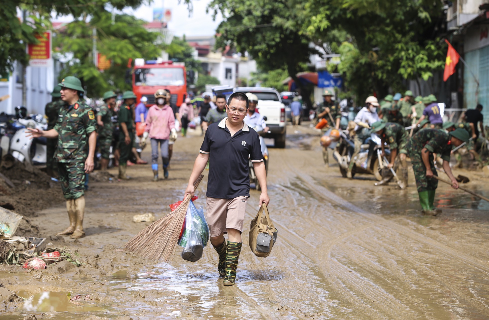 Cô giáo bật khóc nhìn đồ dùng học sinh dưới lớp bùn non sau lũ Yên Bái - Ảnh 19.