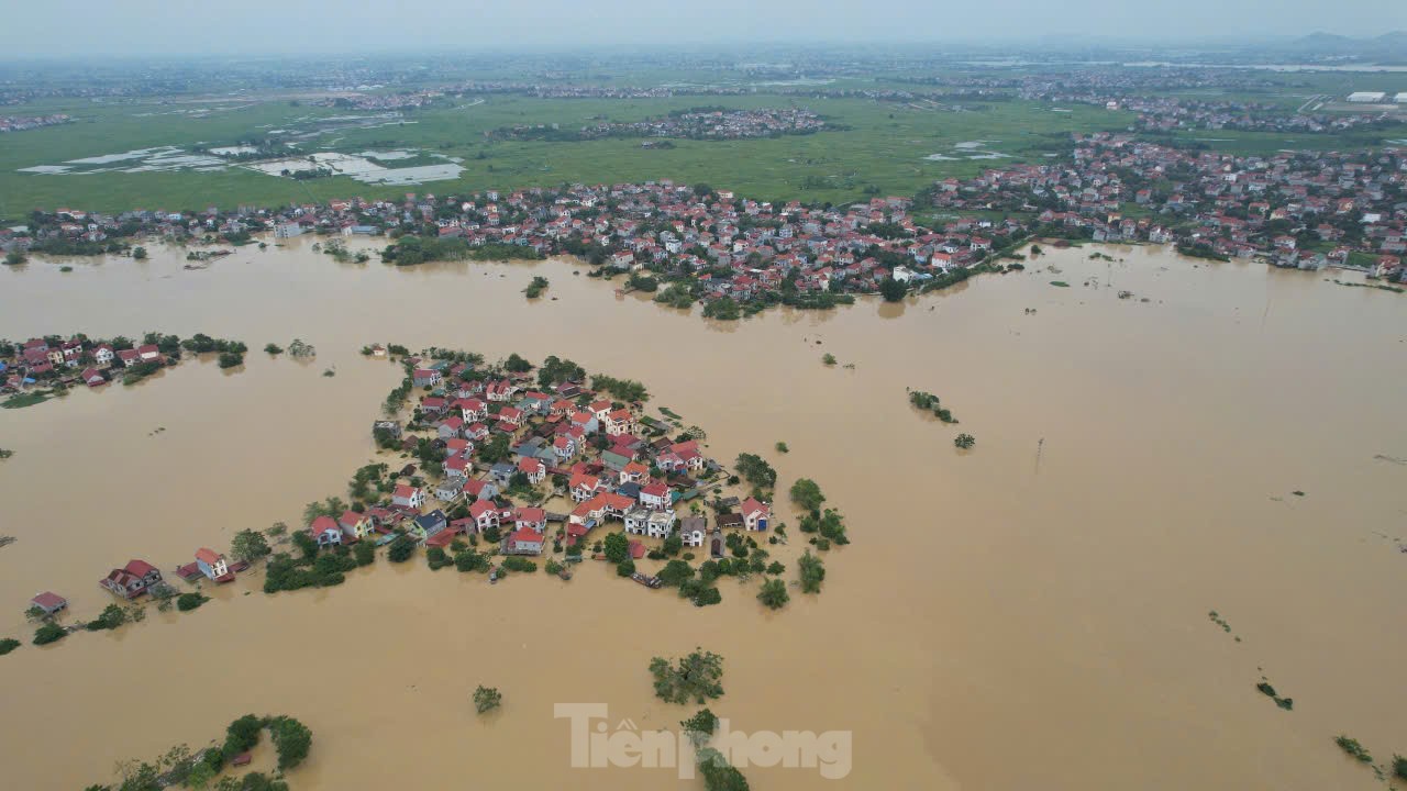 Nước ngập tới mái nhà Sóc Sơn , dân làng sống cô lập giữa ' ốc đảo ' - Ảnh 1.