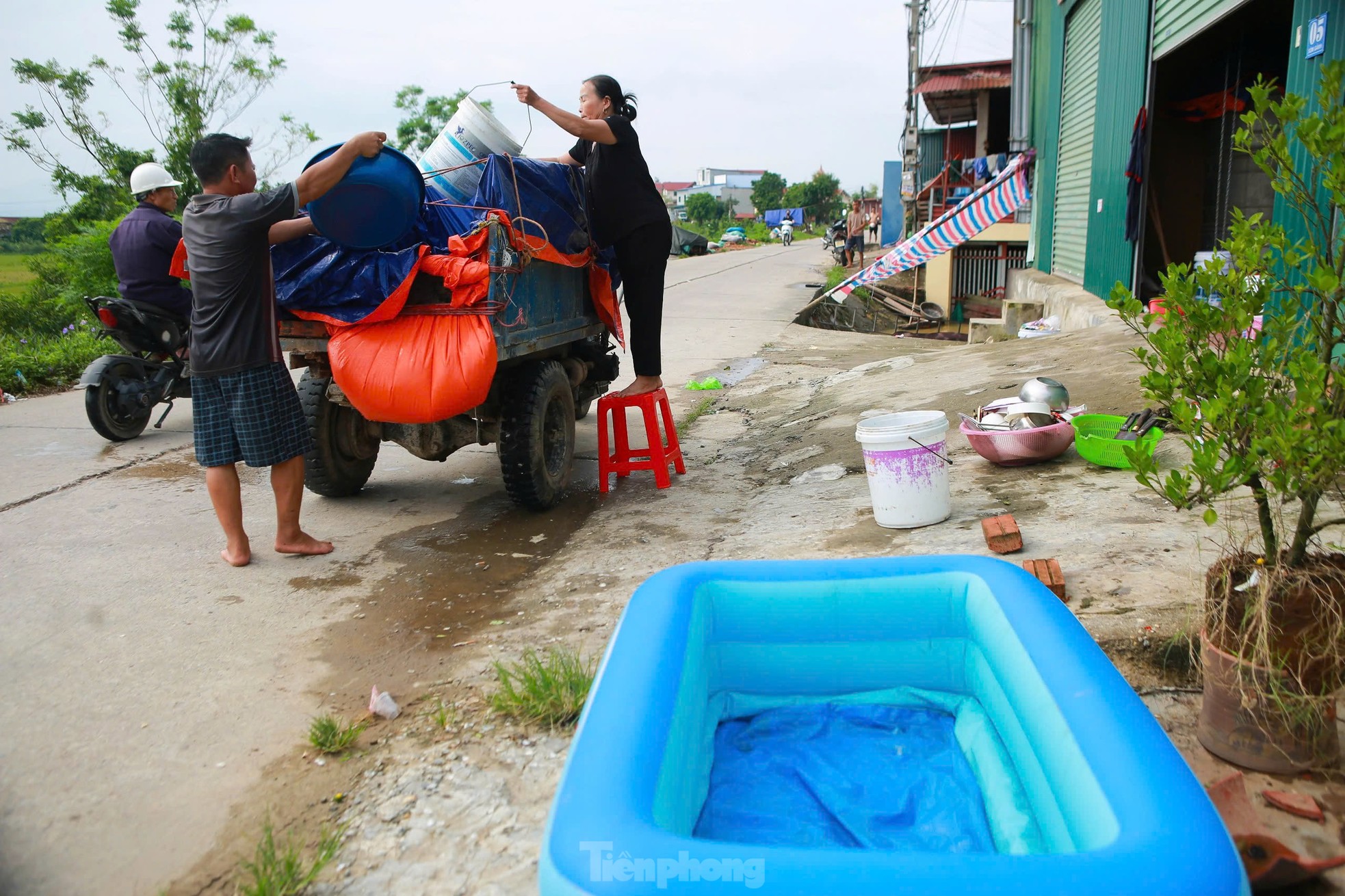 Nước ngập tới mái nhà Sóc Sơn , dân làng sống cô lập giữa ' ốc đảo ' - Ảnh 13.