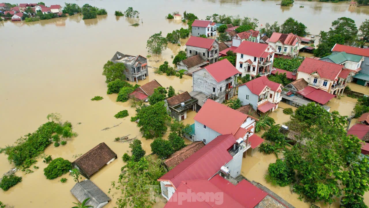 Nước ngập tới mái nhà Sóc Sơn , dân làng sống cô lập giữa ' ốc đảo ' - Ảnh 16.