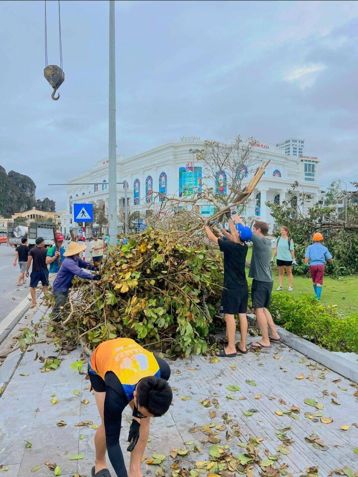 Những khách Tây xông xáo cứu trợ, tiếp tế người dân Việt trong vùng bão lũ- Ảnh 13.