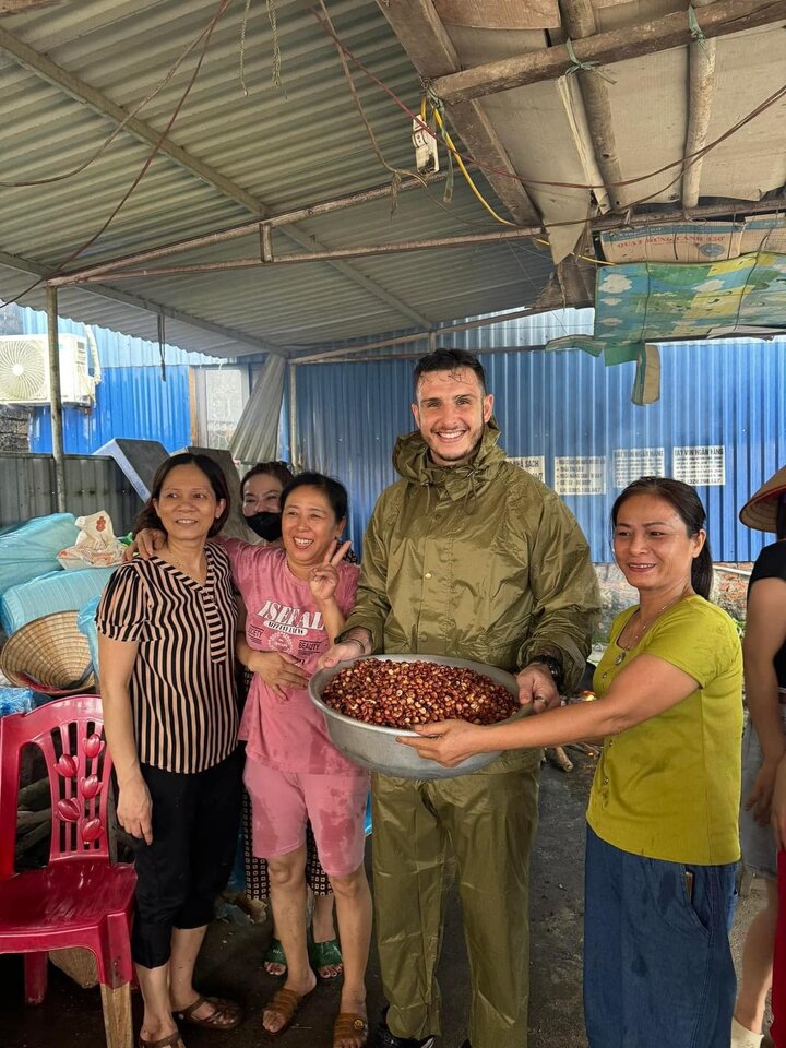 Những khách Tây xông xáo cứu trợ, tiếp tế người dân Việt trong vùng bão lũ- Ảnh 3.