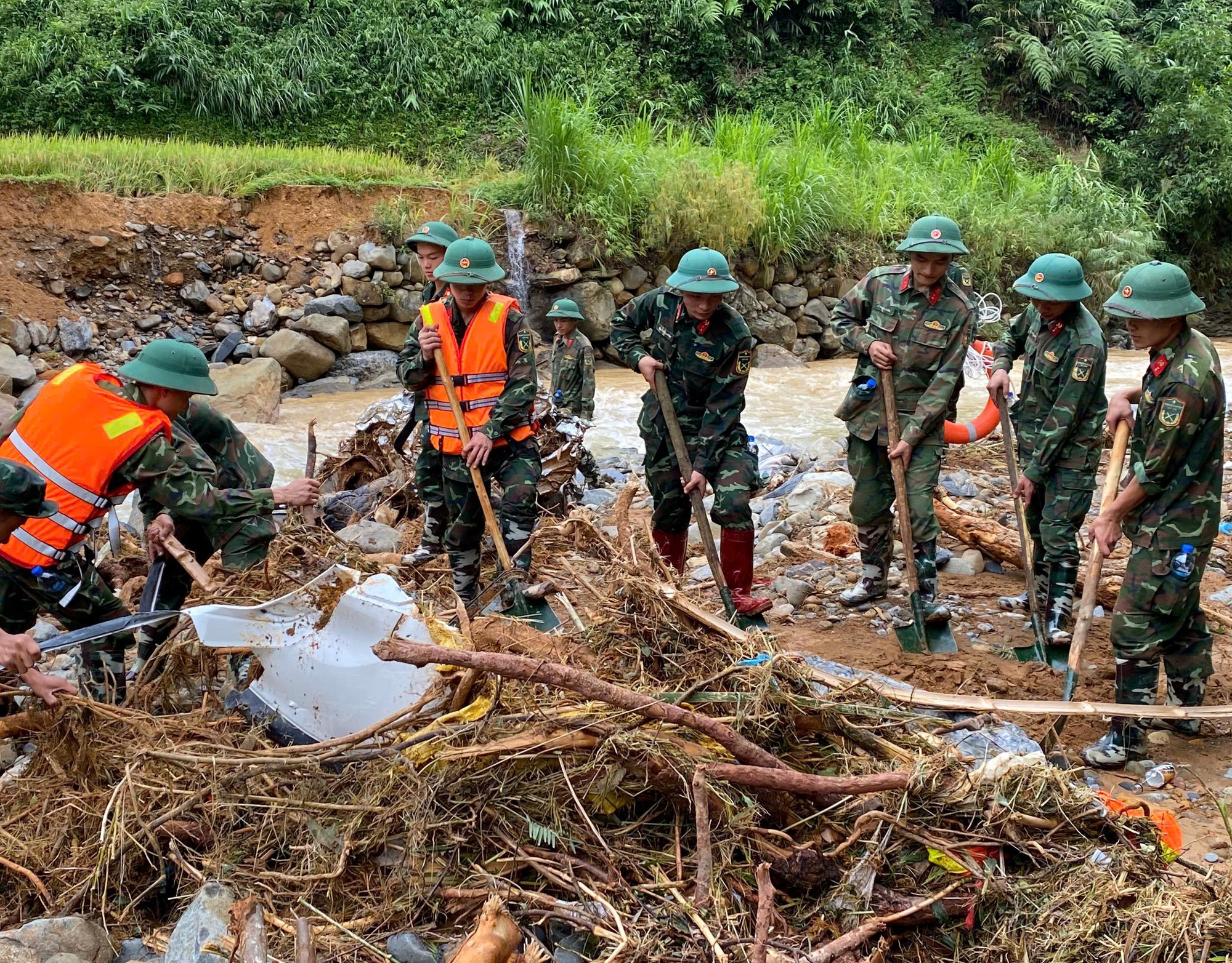 VIDEO: Hiện trường vụ sạt lở đất đẩy nhiều ôtô, xe máy xuống suối làm 31 người chết, mất tích- Ảnh 11.