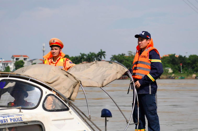 Tìm kiếm nạn nhân mất tích trong vụ sập cầu Phong Châu, chuẩn bị lắp cầu phao- Ảnh 2.