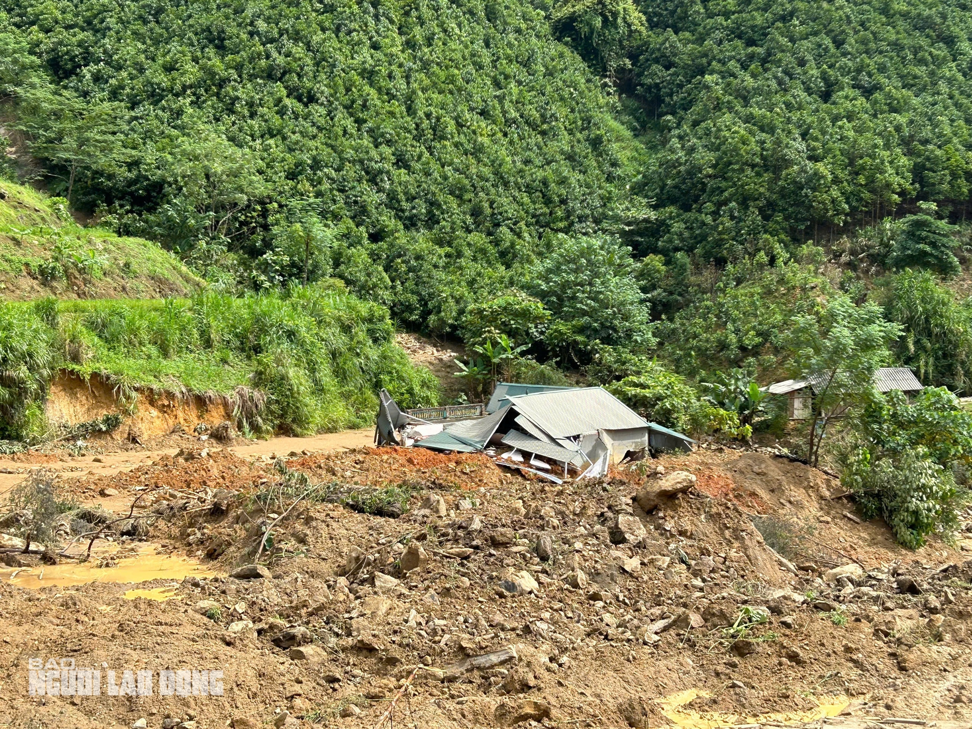 Tường trình tại hiện trường vụ sạt lở "xoá sổ" 8 căn nhà, 18 người chết và mất tích- Ảnh 9.