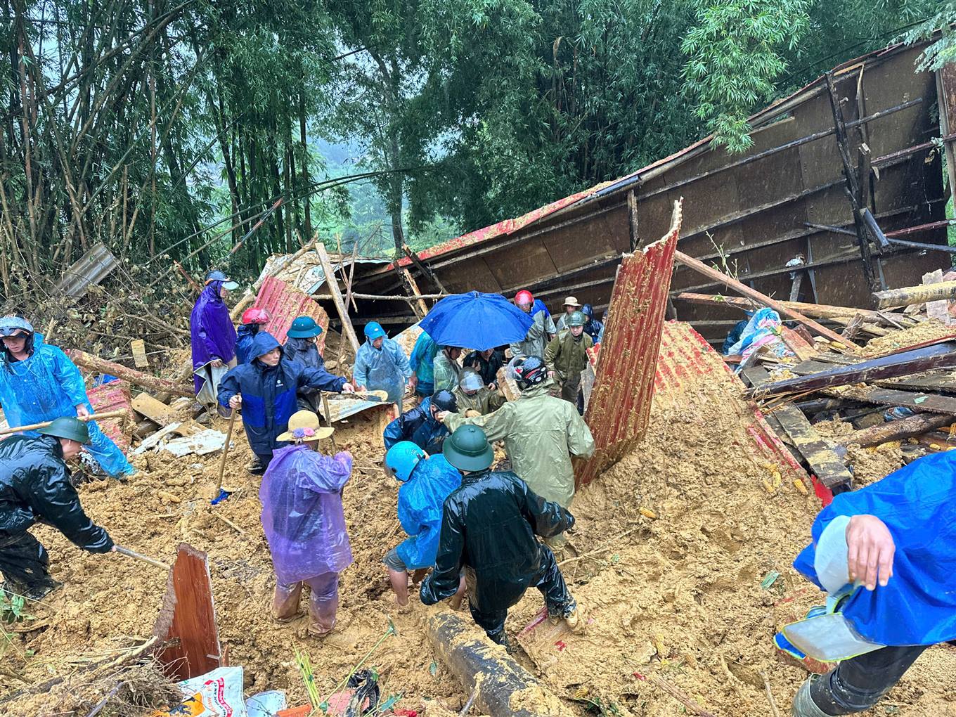 Gian nan hành trình 'cõng' nhu yếu phẩm đến vùng lũ quét, sạt lở: Vì cứu dân luôn là ưu tiên cao nhất- Ảnh 1.