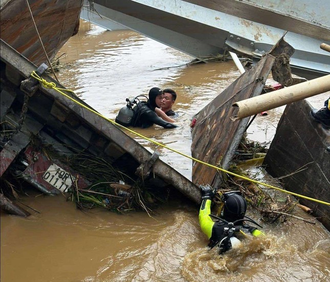 Phát hiện ô tô đầu kéo cách cầu Phong Châu bị sập gần 100 mét, không có nạn nhân trong ca bin- Ảnh 2.