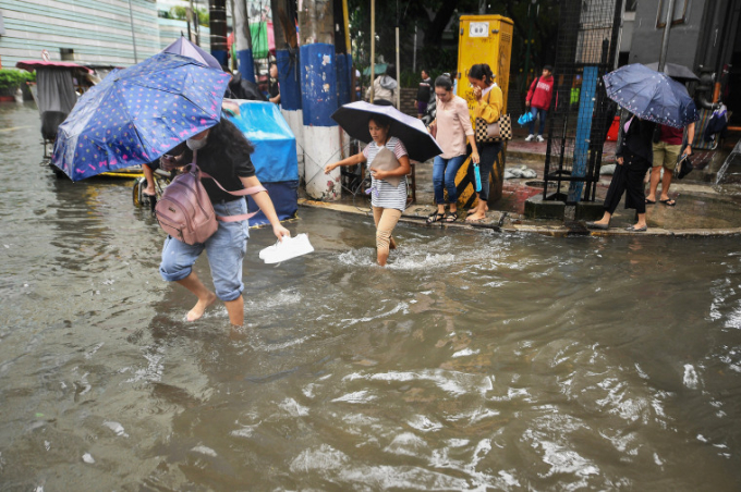 Tàn dư bão Yagi hồi sinh: Mạnh trở lại sau khi tàn phá nhiều nơi, quốc gia tỷ dân đang "nín thở" đón bão - Ảnh 1.