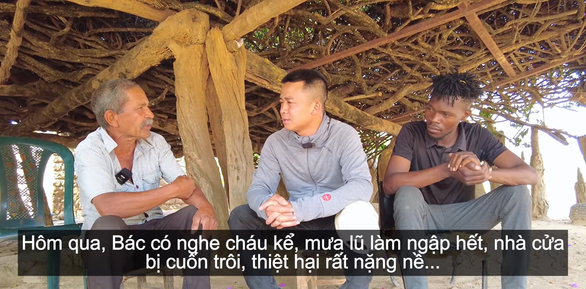 Team Quang Linh châu Phi bật khóc khi được người dân Angola gửi tiền ủng hộ đồng bào lũ lụt: "Người Việt đã giúp chúng tôi quá nhiều"- Ảnh 2.