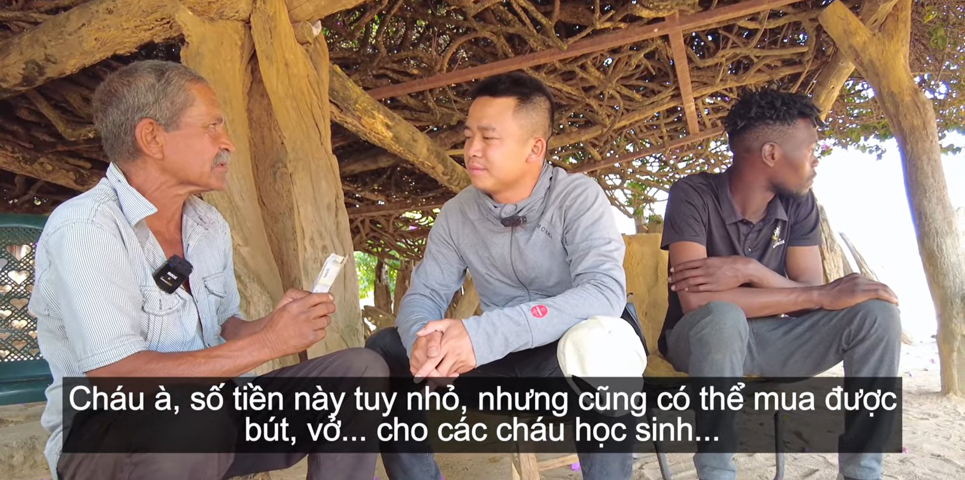 Team Quang Linh châu Phi bật khóc khi được người dân Angola gửi tiền ủng hộ đồng bào lũ lụt: "Người Việt đã giúp chúng tôi quá nhiều"- Ảnh 5.