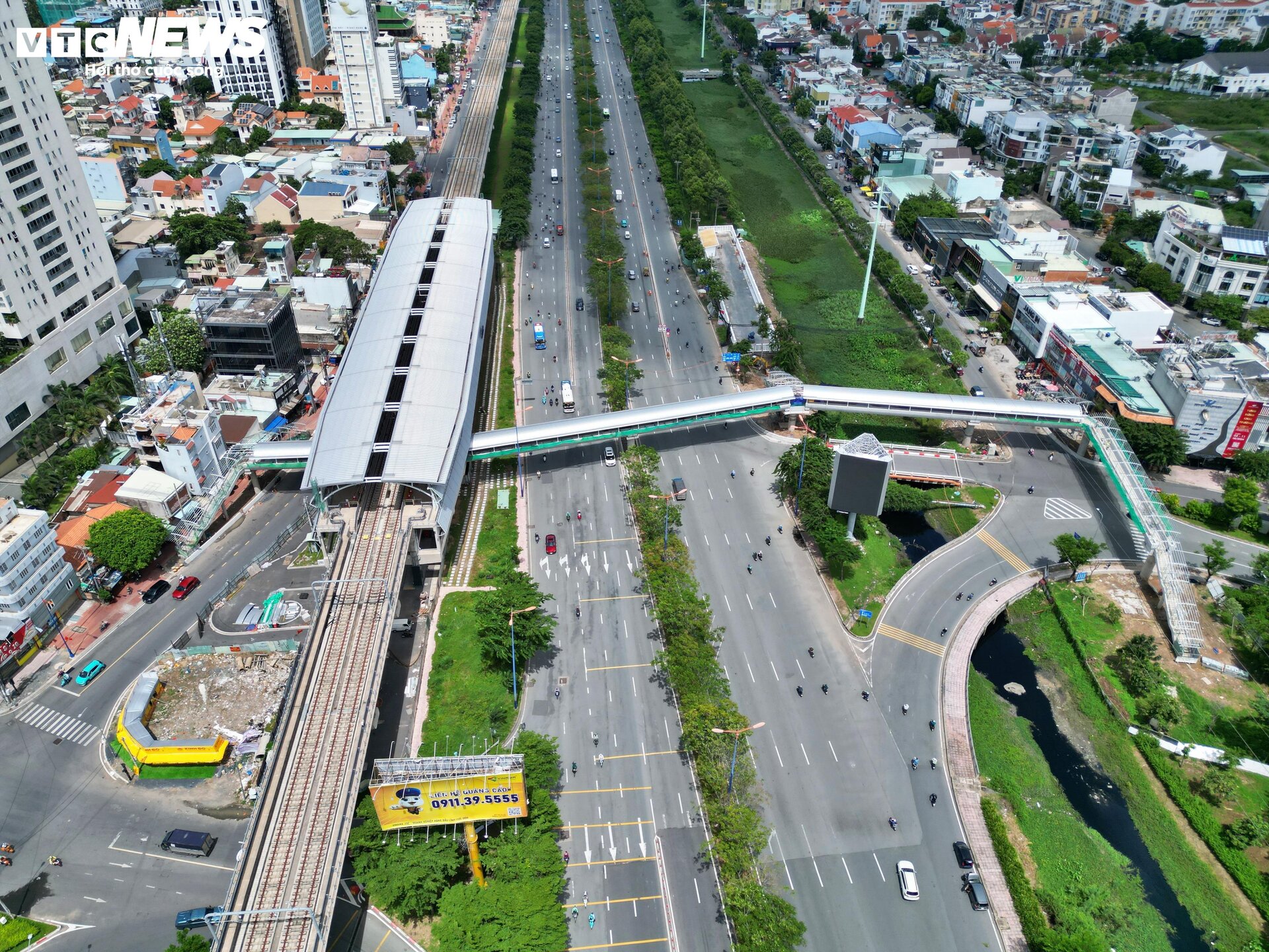 Cận cảnh 9 cầu bộ hành nối ga Metro số 1 ở TP.HCM chuẩn bị hòan thiện - Ảnh 2.