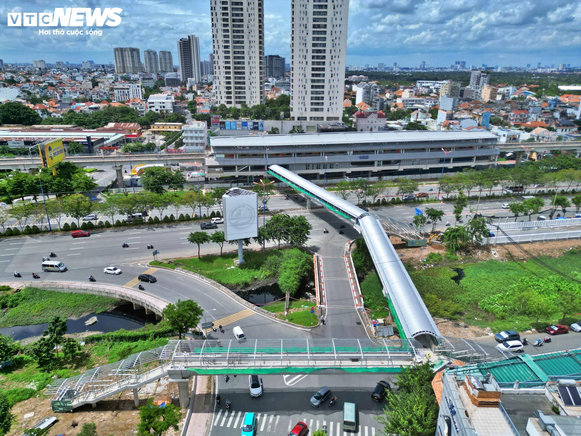 Cận cảnh 9 cầu bộ hành nối ga Metro số 1 ở TP.HCM chuẩn bị hòan thiện - Ảnh 12.