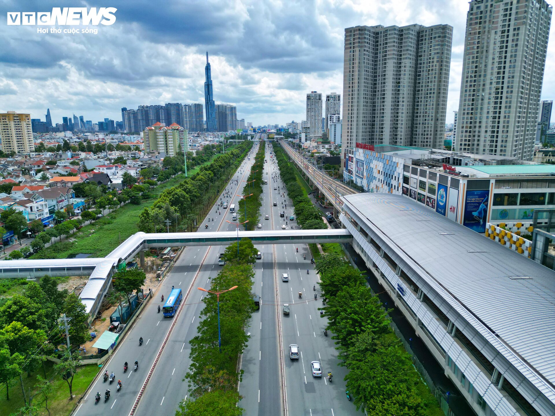 Cận cảnh 9 cầu bộ hành nối ga Metro số 1 ở TP.HCM chuẩn bị hòan thiện - Ảnh 1.