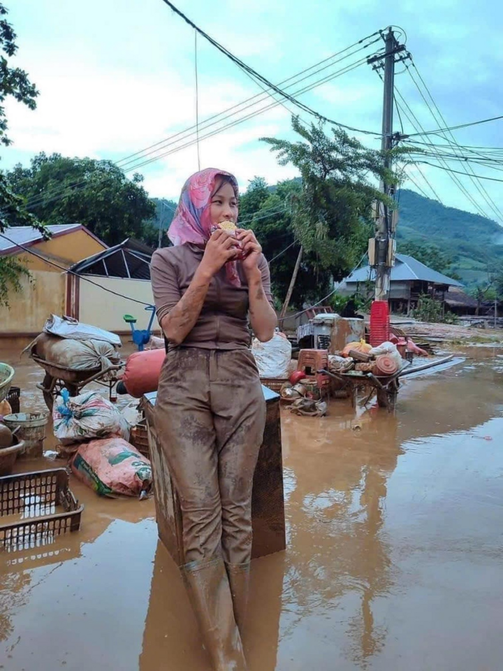 Gặp cô giáo 'hoa hậu' nổi tiếng nhờ bức ảnh lấm lem bùn đất dọn trường ở Yên Bái- Ảnh 1.