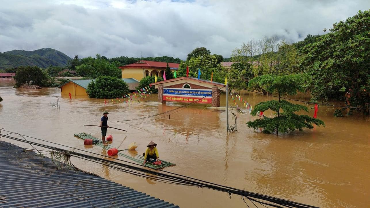 Cô giáo Yên Bái lấm lem bùn đất ăn mì tôm sống dọn trường sau bão Yagi được ví như hoa hậu- Ảnh 3.