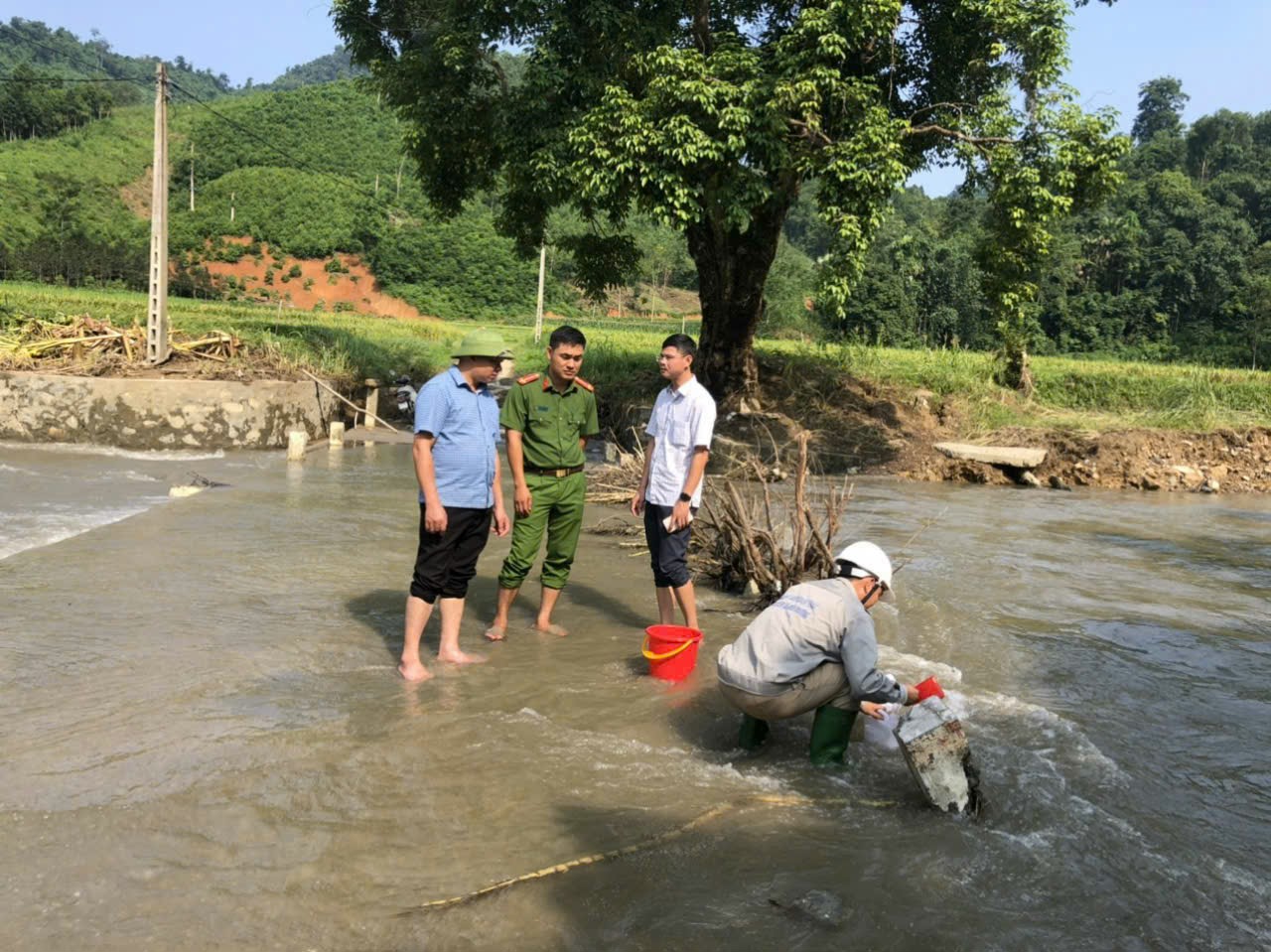 Tuyên Quang: Khẩn trương lấy mẫu quan trắc môi trường tại huyện Chiêm Hóa- Ảnh 1.