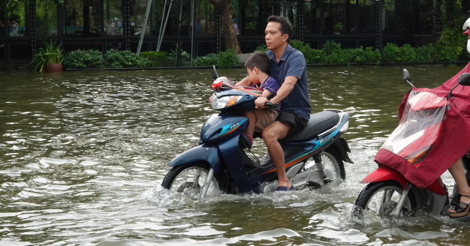 Hà Nội: Nhiều người ngỡ ngàng vì các tuyến đường ngập sâu sau đêm mưa lớn, ra khỏi nhà từ 6h vẫn không thoát tắc- Ảnh 19.