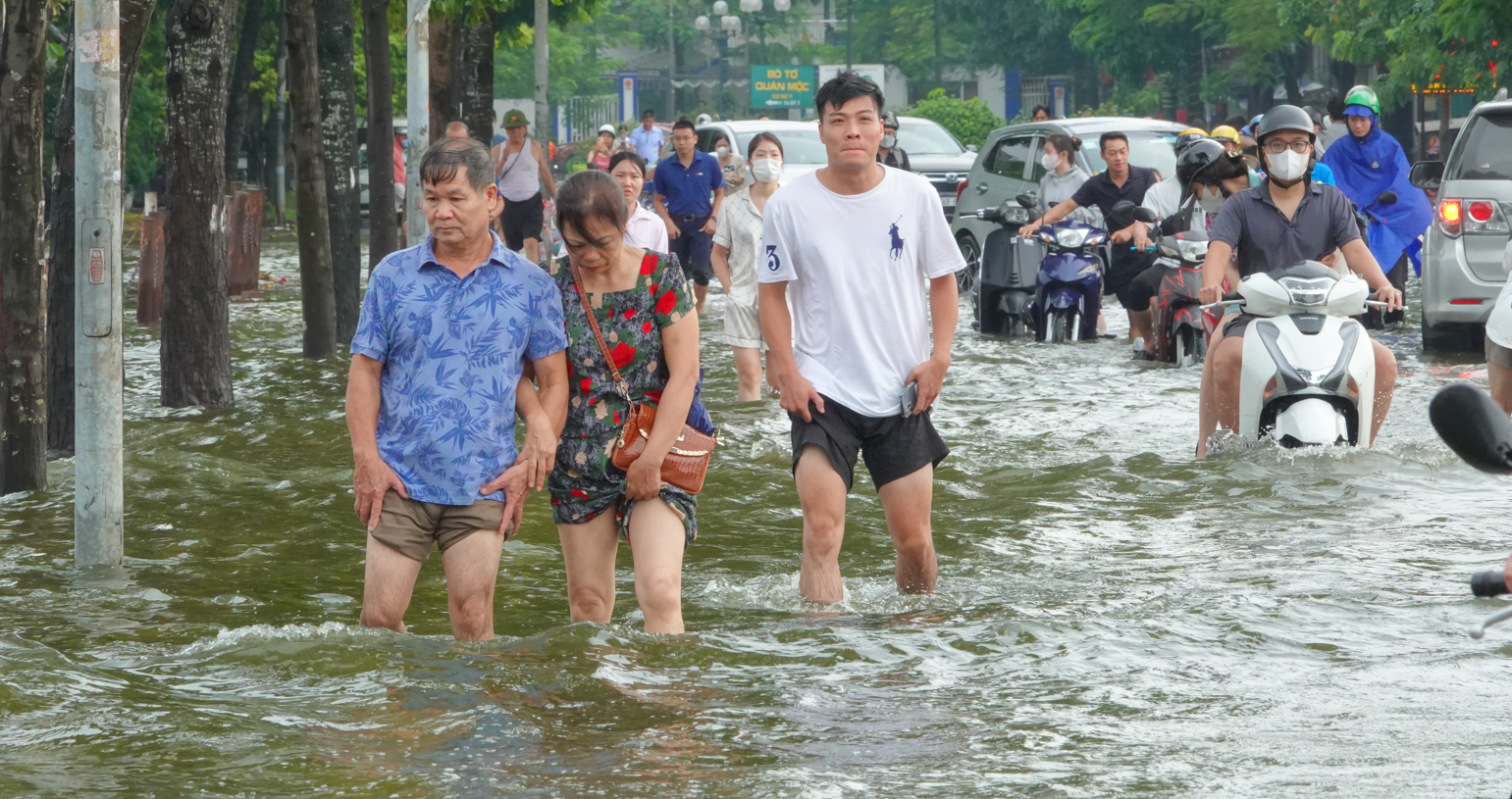 Hà Nội: Nhiều người ngỡ ngàng vì các tuyến đường ngập sâu sau đêm mưa lớn, ra khỏi nhà từ 6h vẫn không thoát tắc- Ảnh 16.