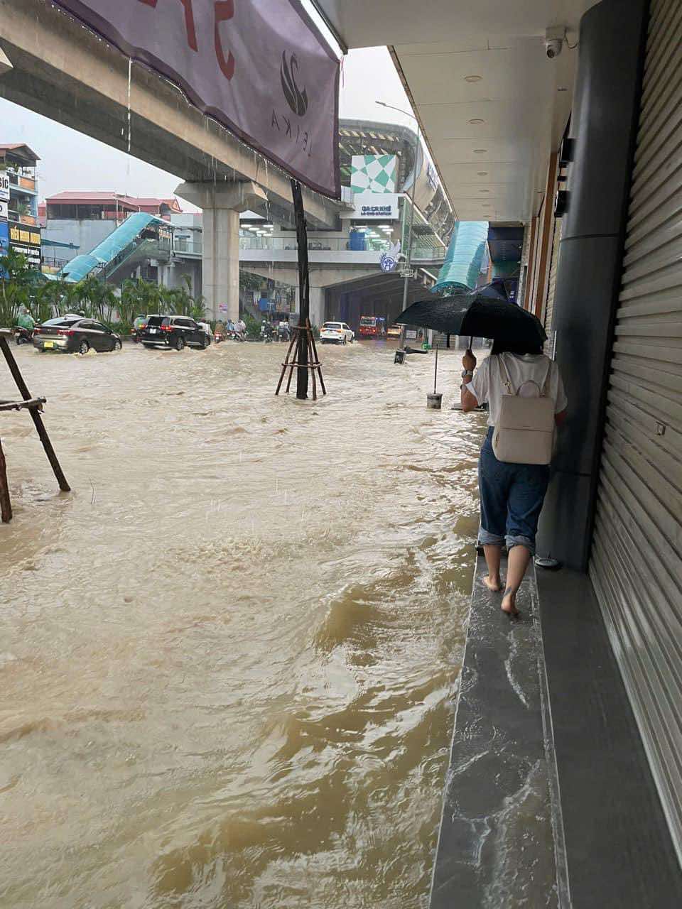 Hà Nội: Nhiều người ngỡ ngàng vì các tuyến đường ngập sâu sau đêm mưa lớn, ra khỏi nhà từ 6h vẫn không thoát tắc- Ảnh 3.