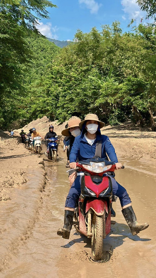 Gần 4 triệu người nín thở xem cách "sếp em Mailisa" vận chuyển 4 tỷ đồng tiền mặt vượt đường bùn lầy, trao tận tay bà con- Ảnh 4.