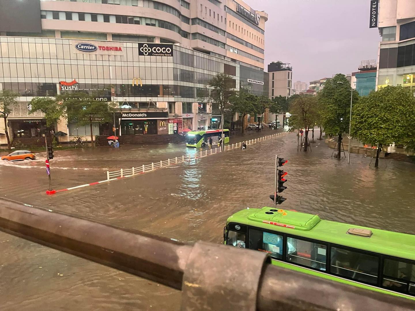 Hà Nội: Nhiều người ngỡ ngàng vì các tuyến đường ngập sâu sau đêm mưa lớn, ra khỏi nhà từ 6h vẫn không thoát tắc- Ảnh 4.