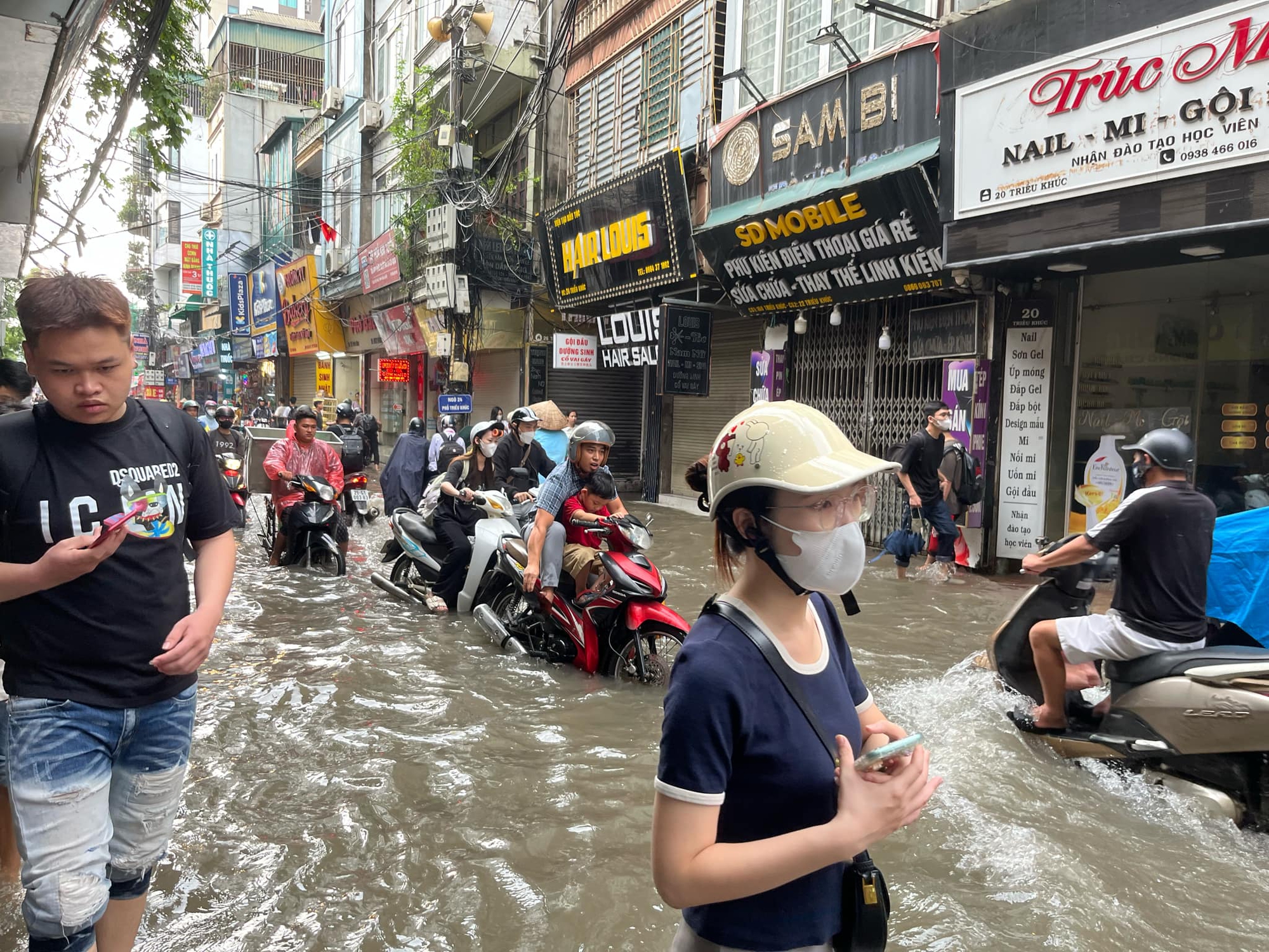 Hà Nội: Nhiều người ngỡ ngàng vì các tuyến đường ngập sâu sau đêm mưa lớn, ra khỏi nhà từ 6h vẫn không thoát tắc- Ảnh 1.