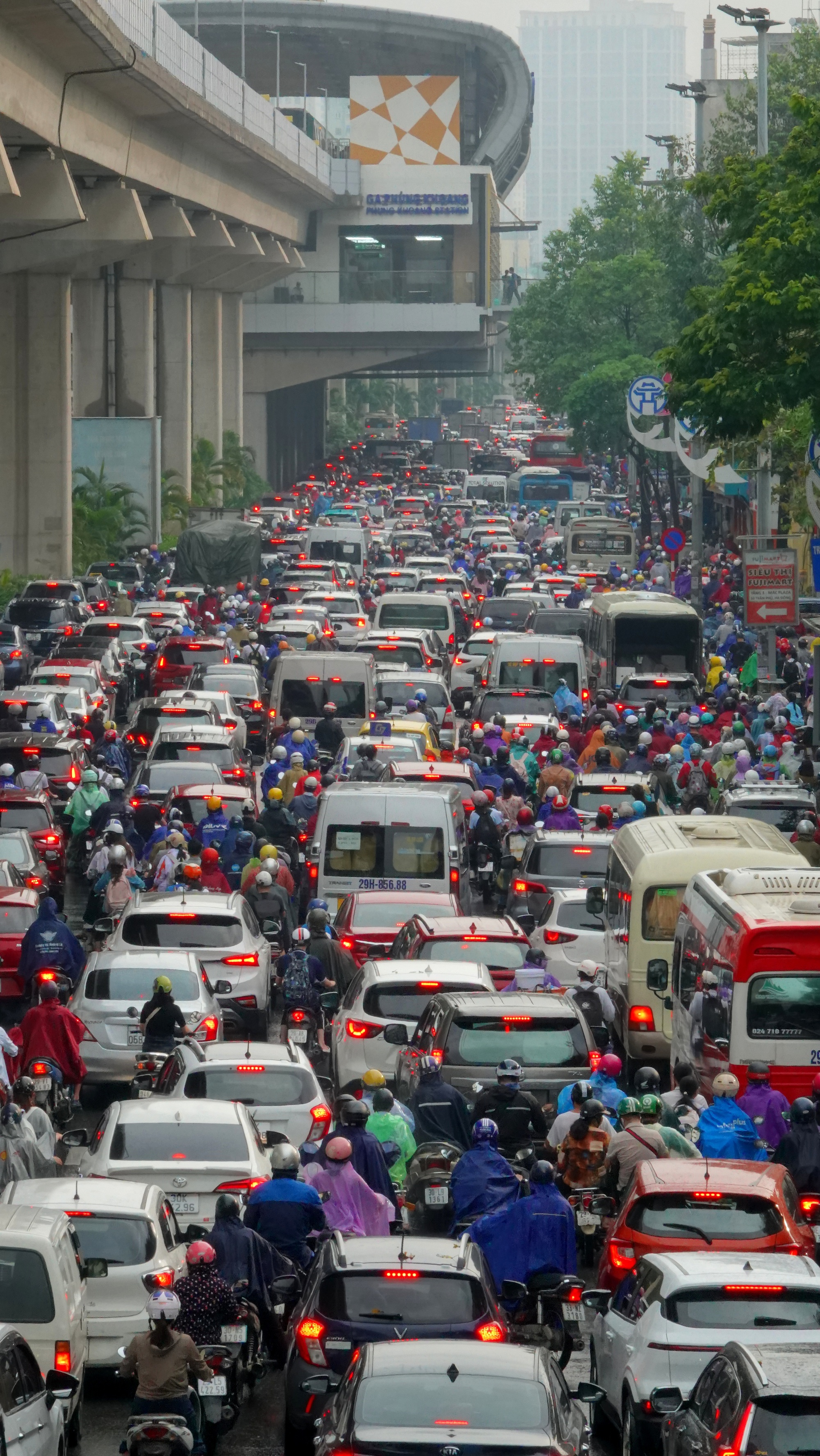 Hà Nội: Nhiều người ngỡ ngàng vì các tuyến đường ngập sâu sau đêm mưa lớn, ra khỏi nhà từ 6h vẫn không thoát tắc- Ảnh 15.