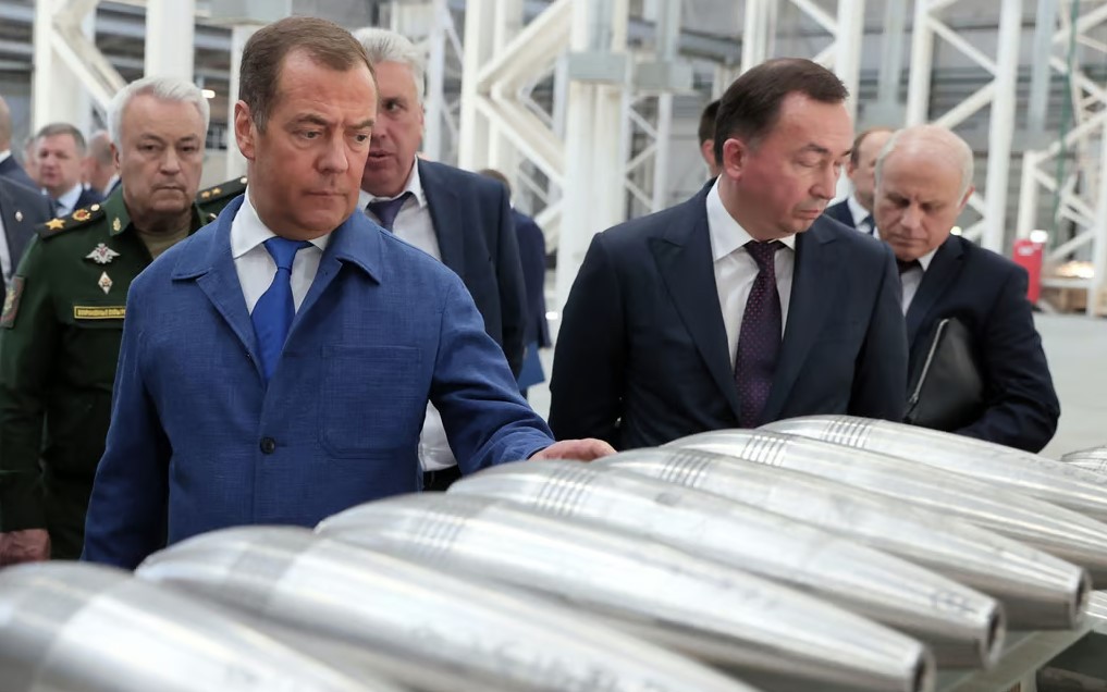 Ông Medvedev đề xuất lập danh sách "kẻ thù của Nga": Kịch bản đòn báo thù từ Moscow có gì? - Ảnh 2.