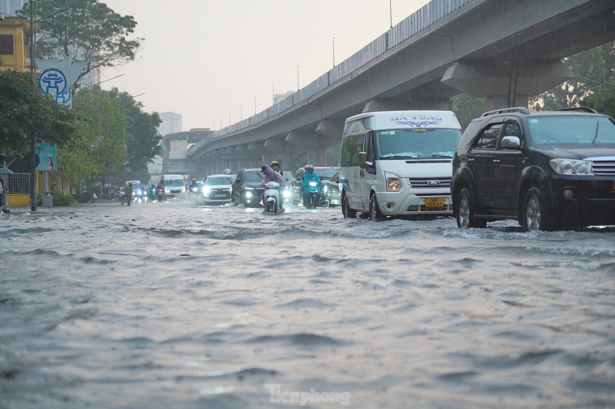 Mưa lớn xuyên đêm, nhiều tuyến đường ngập sâu, người Hà Nội rời nhà trước 6h sáng vẫn không thoát tắc- Ảnh 1.