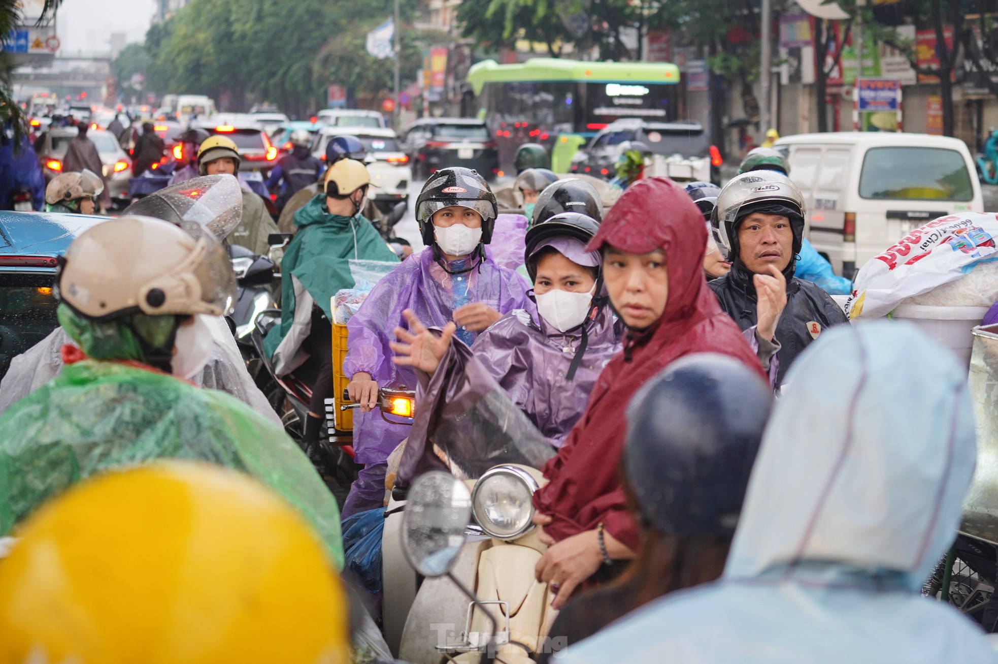 Mưa lớn xuyên đêm, nhiều tuyến đường ngập sâu, người Hà Nội rời nhà trước 6h sáng vẫn không thoát tắc- Ảnh 8.