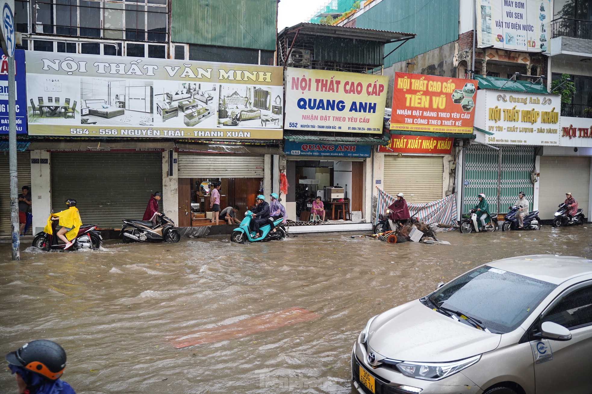 Mưa lớn xuyên đêm, nhiều tuyến đường ngập sâu, người Hà Nội rời nhà trước 6h sáng vẫn không thoát tắc- Ảnh 16.