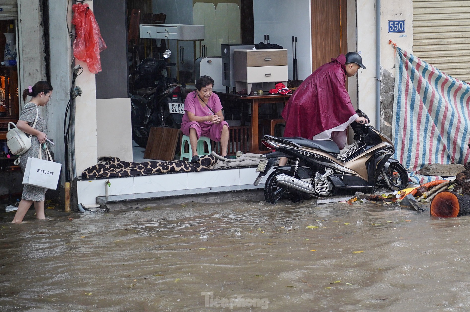 Mưa lớn xuyên đêm, nhiều tuyến đường ngập sâu, người Hà Nội rời nhà trước 6h sáng vẫn không thoát tắc- Ảnh 17.