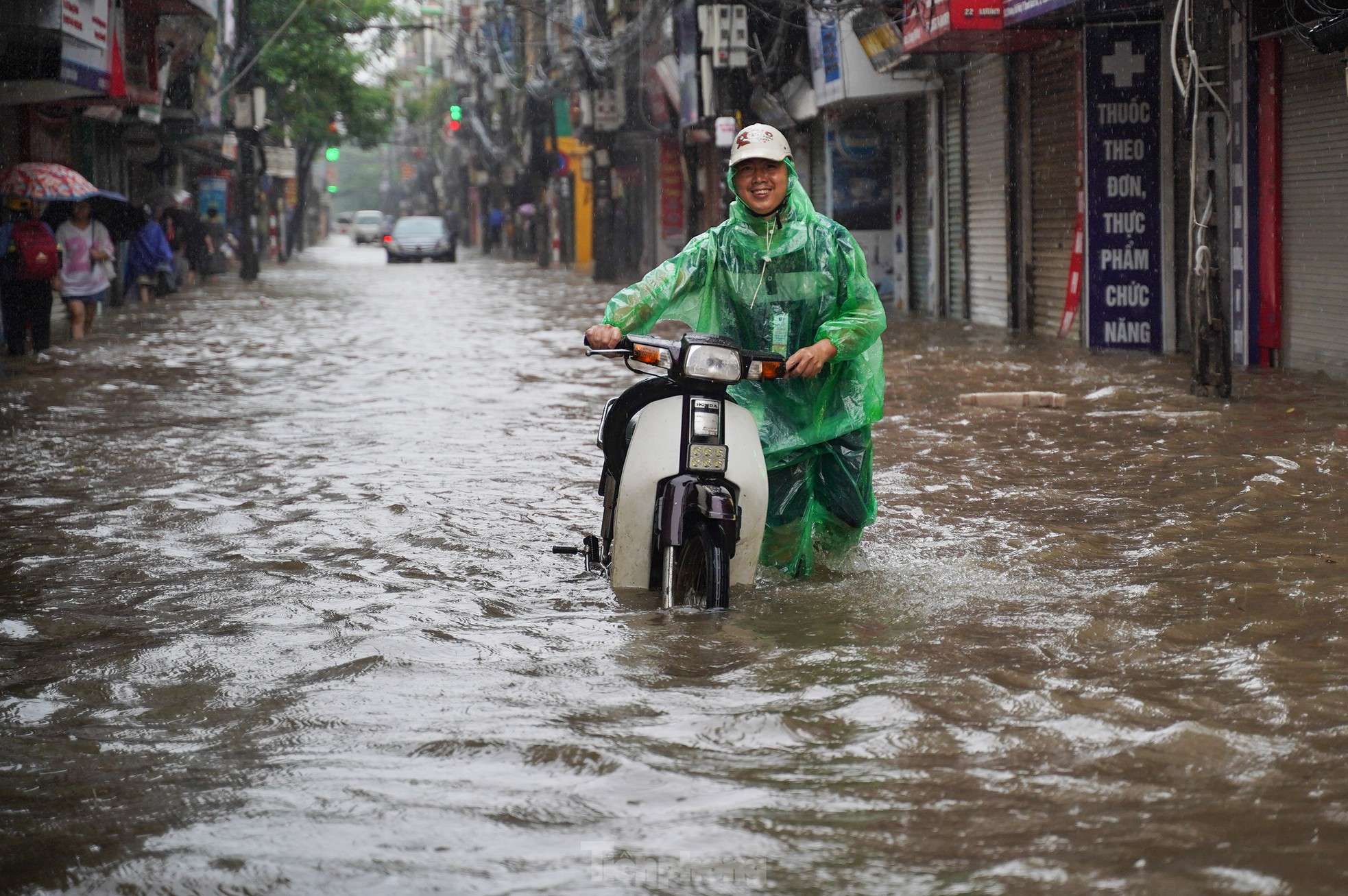 Mưa lớn xuyên đêm, nhiều tuyến đường ngập sâu, người Hà Nội rời nhà trước 6h sáng vẫn không thoát tắc- Ảnh 12.