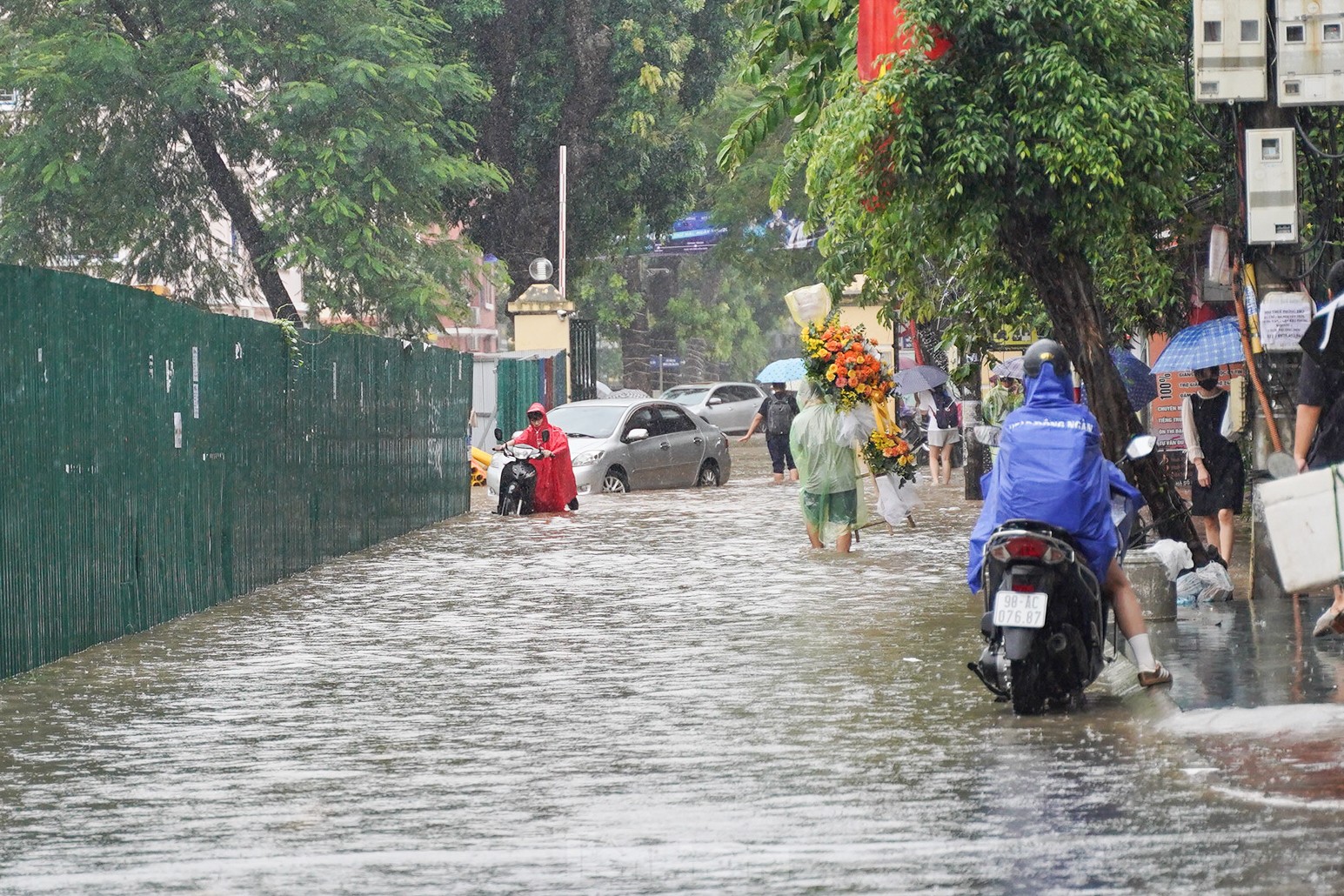 Mưa lớn xuyên đêm, nhiều tuyến đường ngập sâu, người Hà Nội rời nhà trước 6h sáng vẫn không thoát tắc- Ảnh 18.