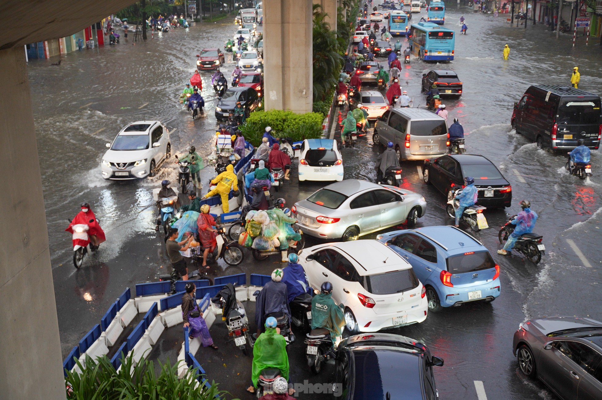 Mưa lớn xuyên đêm, nhiều tuyến đường ngập sâu, người Hà Nội rời nhà trước 6h sáng vẫn không thoát tắc- Ảnh 7.