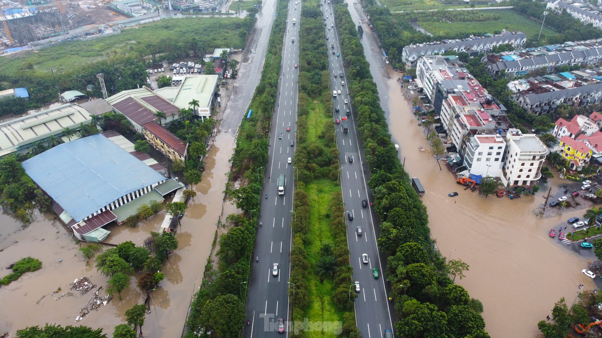 Đường gom đại lộ Thăng Long ngập sâu , dịch vụ ' cứu ngập ' họat động hết công suất - Ảnh 1.