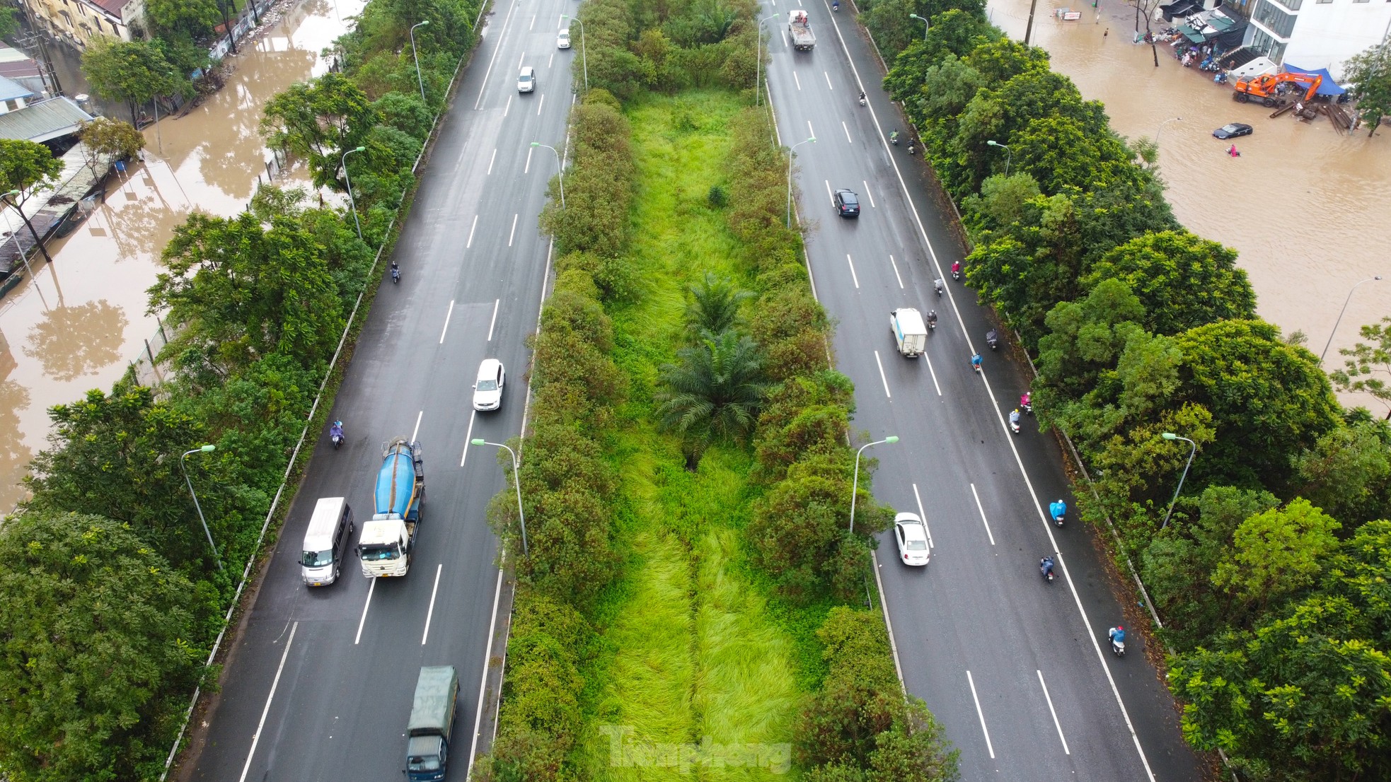 Đường gom đại lộ Thăng Long ngập sâu , dịch vụ ' cứu ngập ' họat động hết công suất - Ảnh 12.