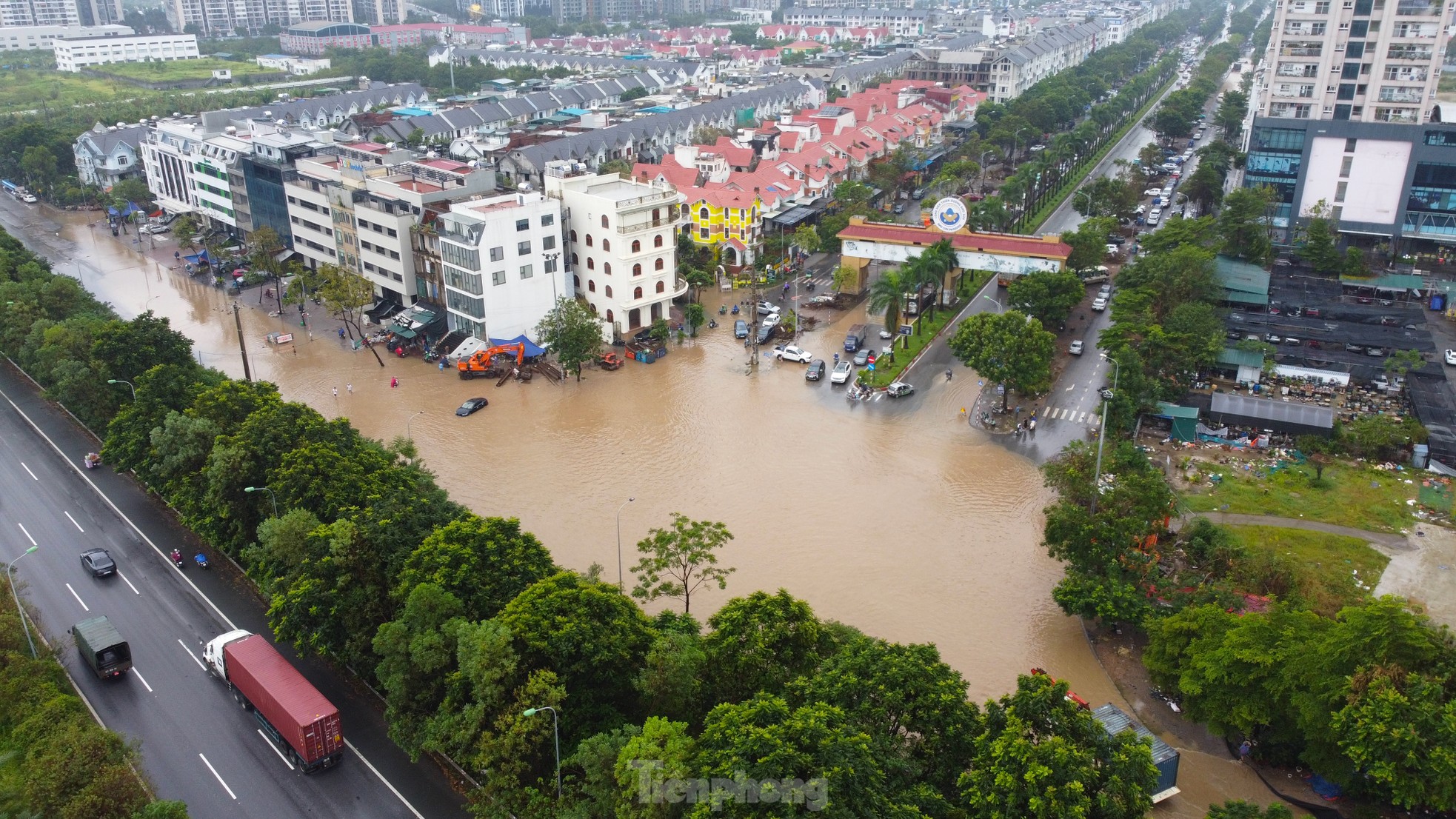 Đường gom đại lộ Thăng Long ngập sâu , dịch vụ ' cứu ngập ' họat động hết công suất - Ảnh 2.