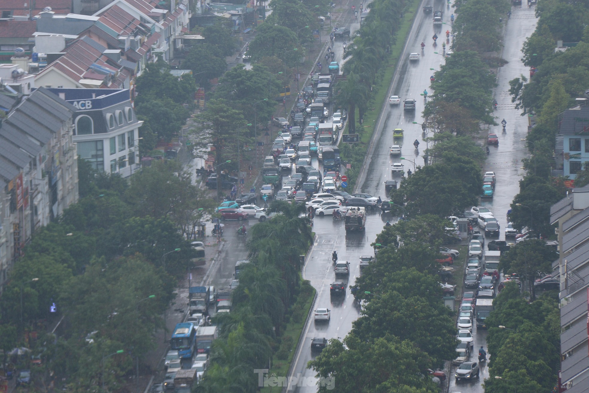 Đường gom đại lộ Thăng Long ngập sâu , dịch vụ ' cứu ngập ' họat động hết công suất - Ảnh 6.