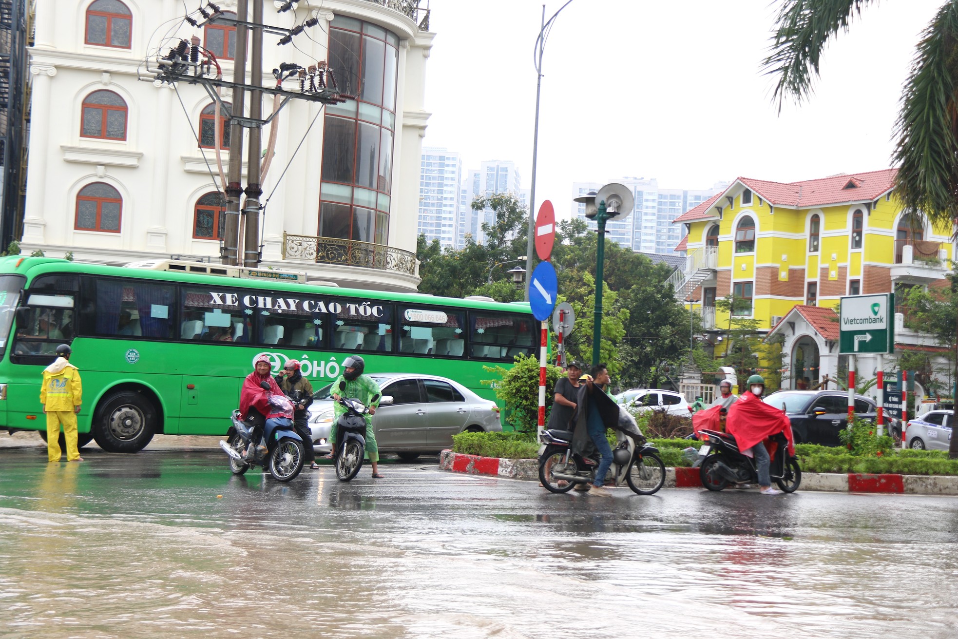 Đường gom đại lộ Thăng Long ngập sâu , dịch vụ ' cứu ngập ' họat động hết công suất - Ảnh 4.