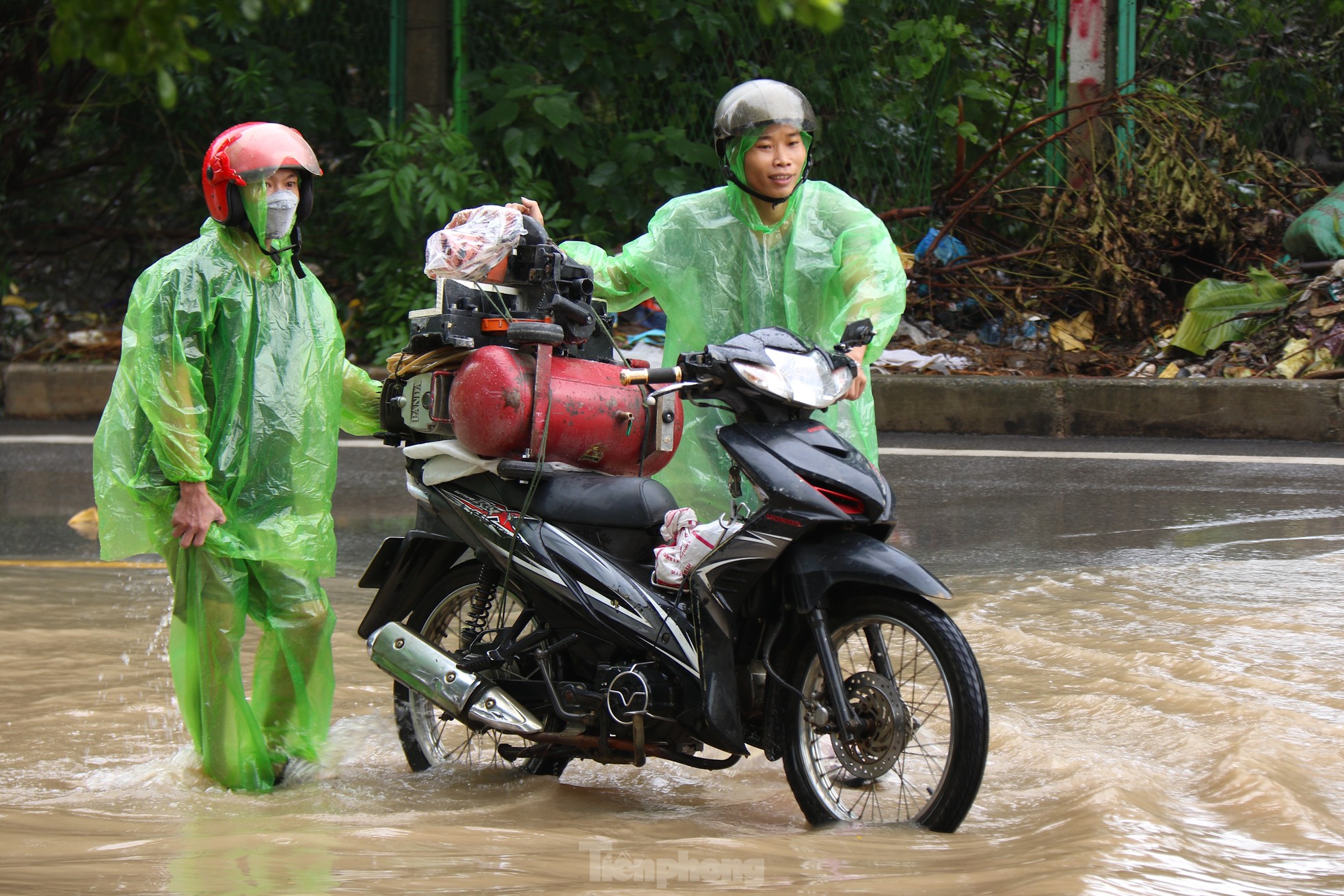 Đường gom đại lộ Thăng Long ngập sâu , dịch vụ ' cứu ngập ' họat động hết công suất - Ảnh 8.