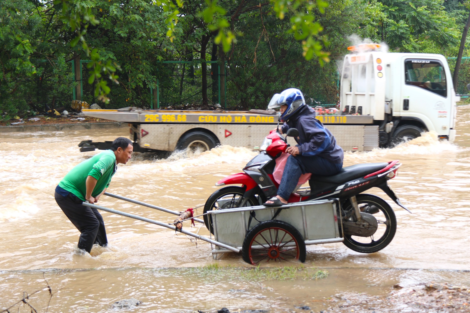 Đường gom đại lộ Thăng Long ngập sâu , dịch vụ ' cứu ngập ' họat động hết công suất - Ảnh 9.