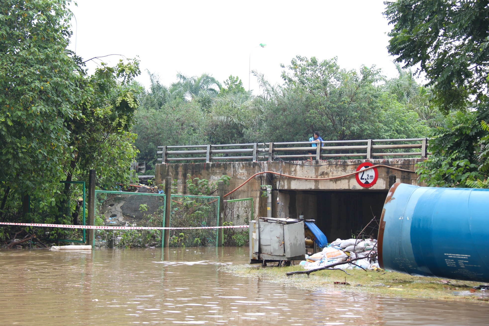 Đường gom đại lộ Thăng Long ngập sâu , dịch vụ ' cứu ngập ' họat động hết công suất - Ảnh 10.