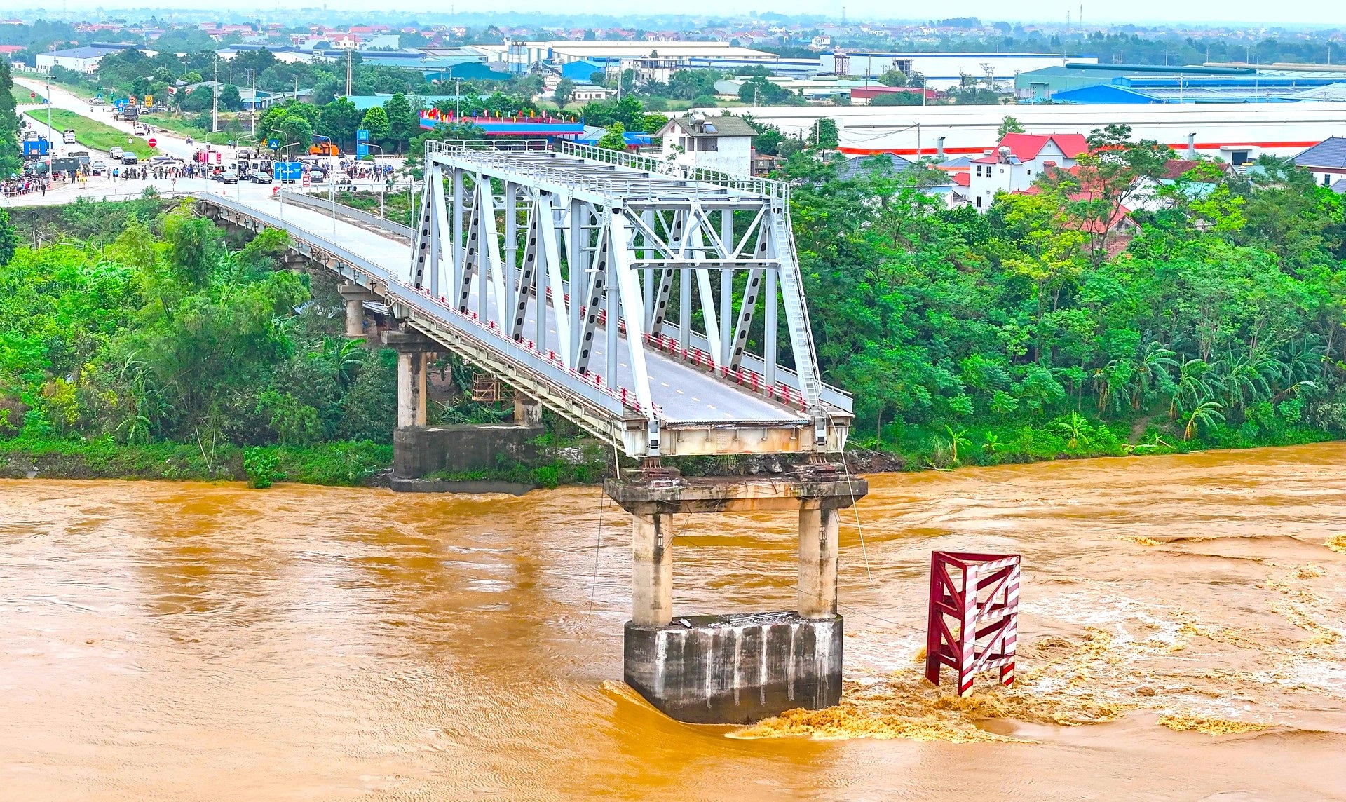 Giải quyết sự cố cầu Phong Châu: Giám định nguyên nhân, làm rõ trách nhiệm- Ảnh 1.