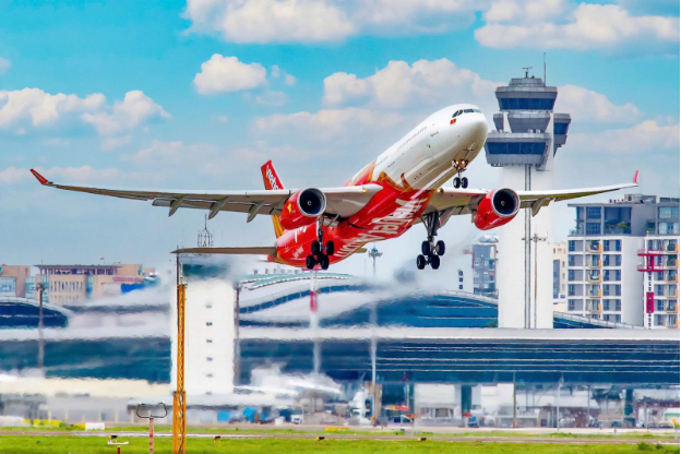 Vietjet mở bán sớm 2,6 triệu vé Tết 2025, giá chỉ từ 890.000 đồng - Ảnh 1.