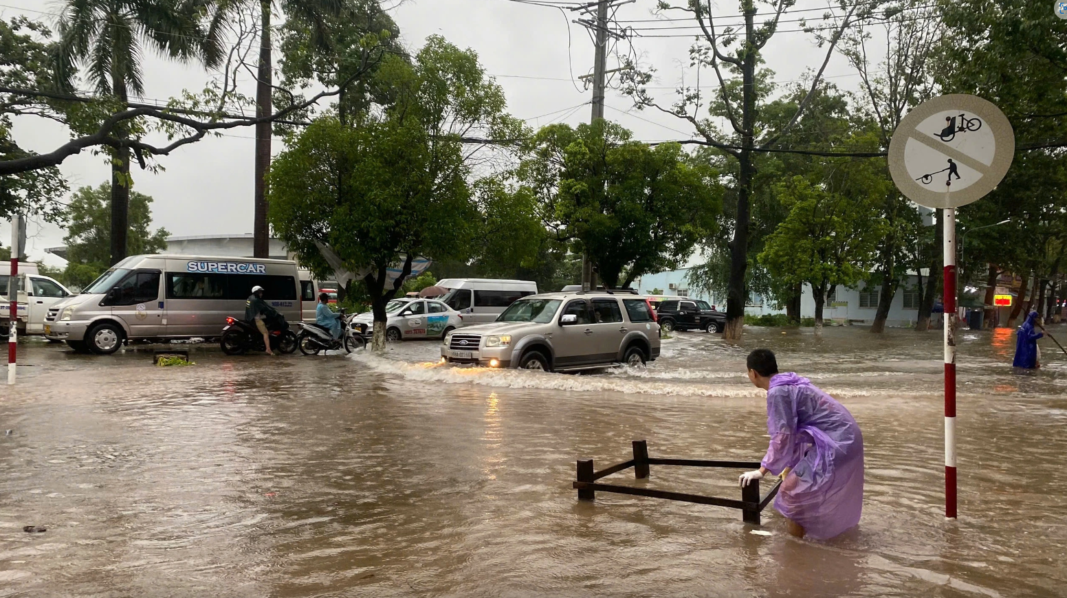 Mưa lớn gây ngập Phú Quốc , tàu cao tốc tạm ngừng hoạt động - Ảnh 3.