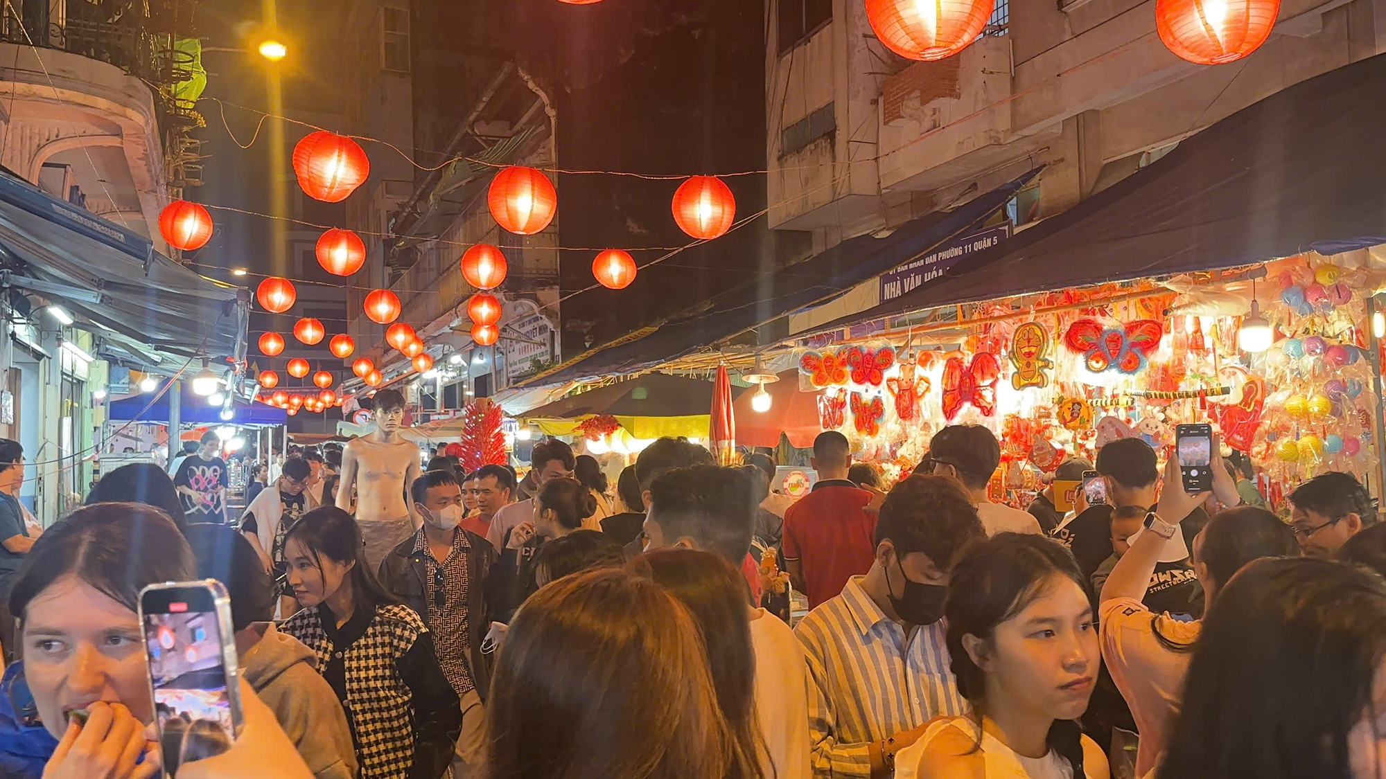 Hàng quán "thơm lây" khi giới trẻ nô nức đi chơi Trung thu, phố lồng đèn 2 miền đông "miễn bàn" dù trời mưa gió- Ảnh 12.